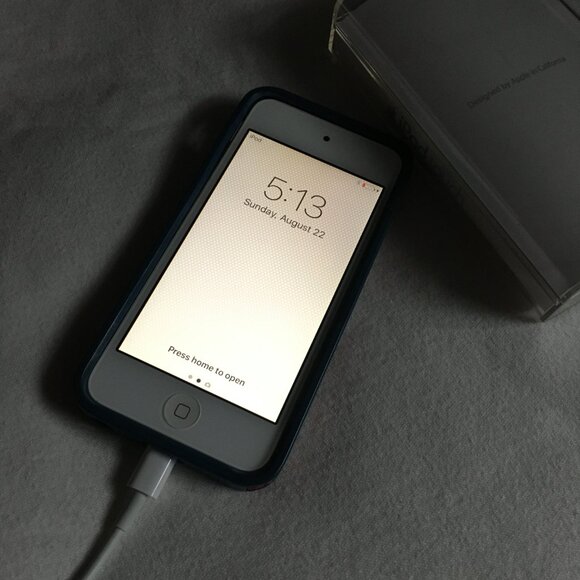 6th Generation iPod Touch 60GB in White With Folksy Print Speck Case - Picture 4 of 13